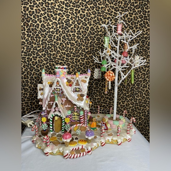 🦋B2G1🦋COSTCO Lighted Resin Gingerbread House VINTAGE Christmas 16” x 12” - Picture 1 of 7